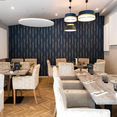 Logis L'amandier Hotel 3*