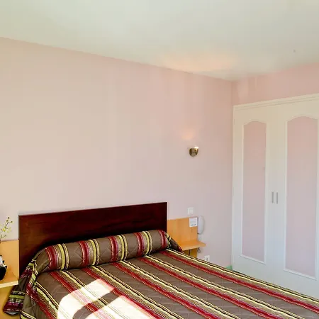 Logis L'amandier Hotel
