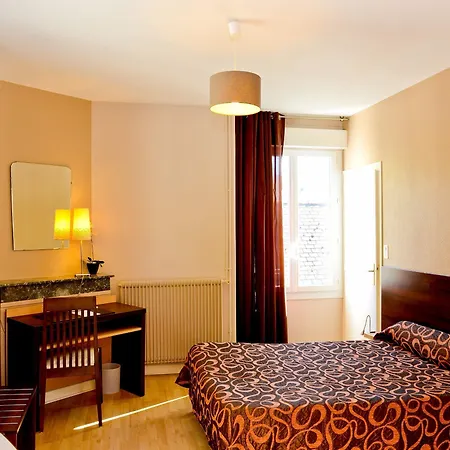 Logis L'amandier Hotel